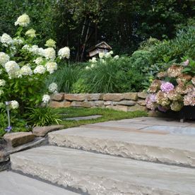 Gepflasterte Treppenstufen in einem Garten