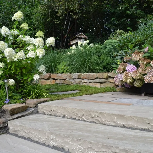 Gepflasterte Treppenstufen in einem Garten