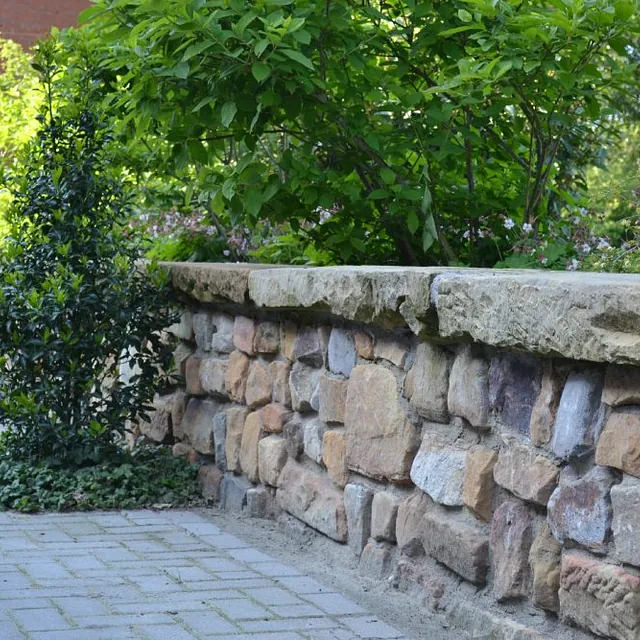 Mauer in einem Garten